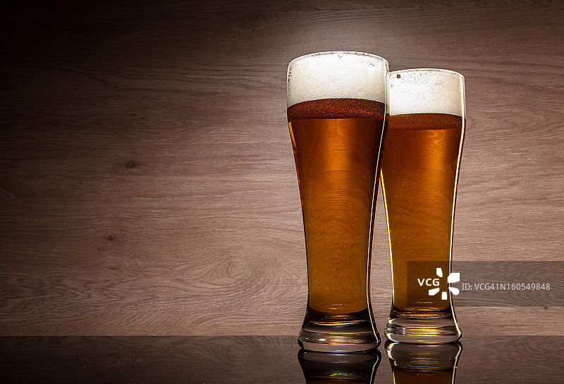 两杯啤酒图片素材