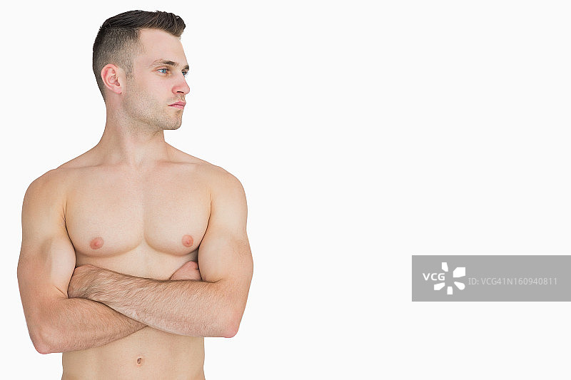 赤裸着胸膛，双臂交叉望向身边的男人图片素材