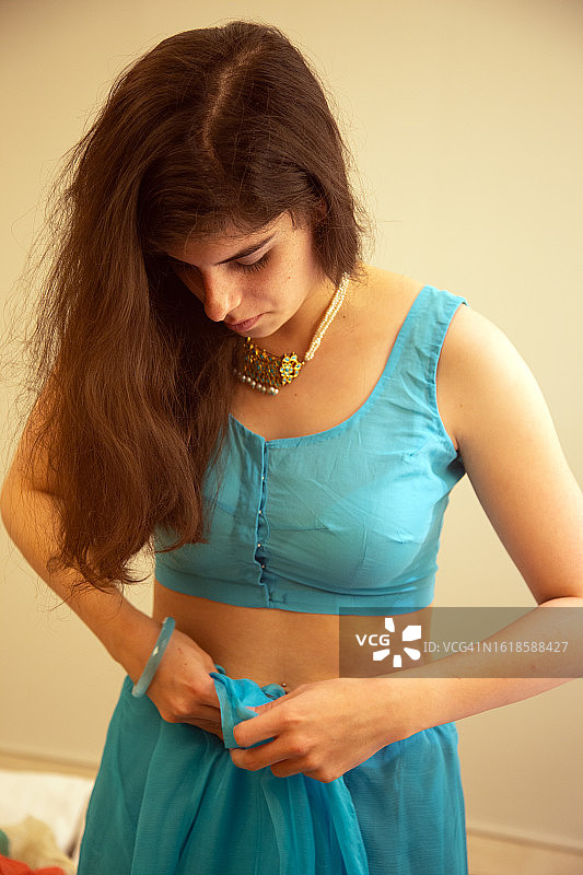 印度，年轻女子正在披上纱丽图片素材