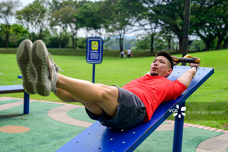 自然的健身房:亚洲男人的户外健身冒险图片素材