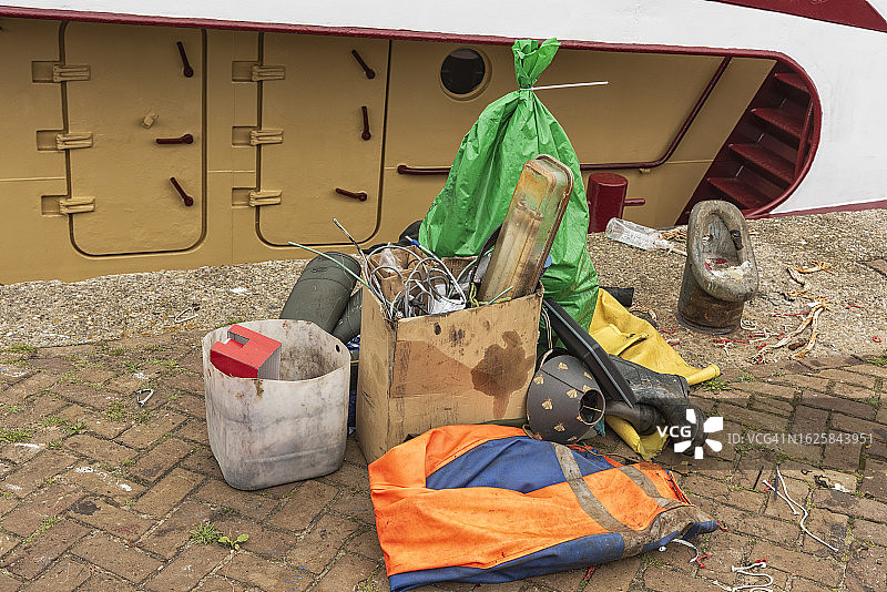 许多种类的垃圾被倾倒在港口的码头上图片素材