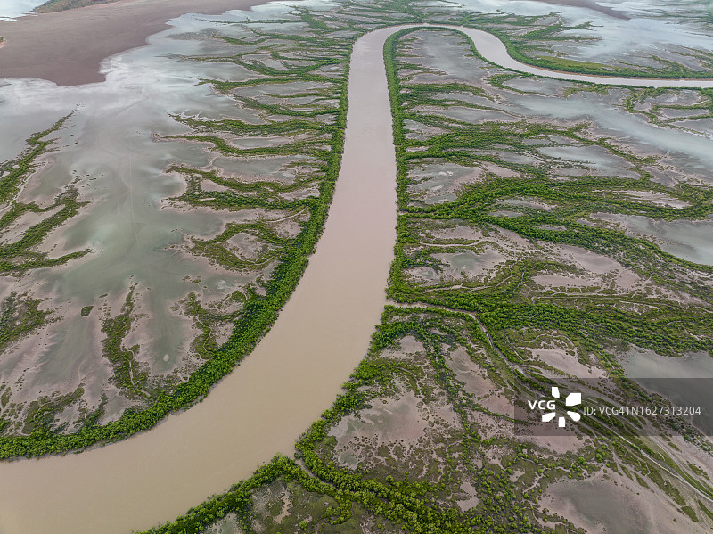 在潮湿季节从高角度拍摄的国王河的一部分，温德姆，西澳大利亚，澳大利亚图片素材