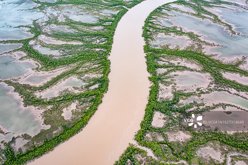 航拍图显示了澳大利亚西澳大利亚温德姆的国王河的一部分图片素材
