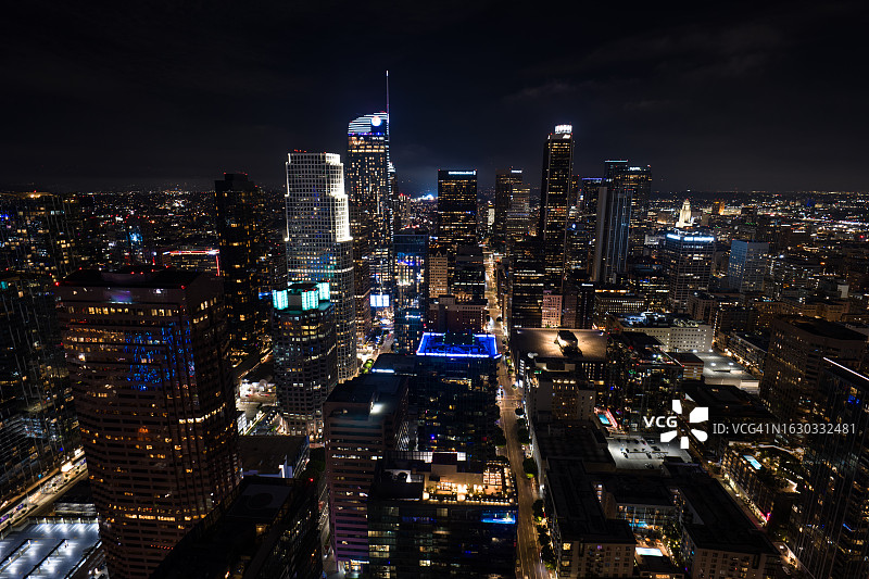 夜间洛杉矶市中心花街的鸟瞰图图片素材