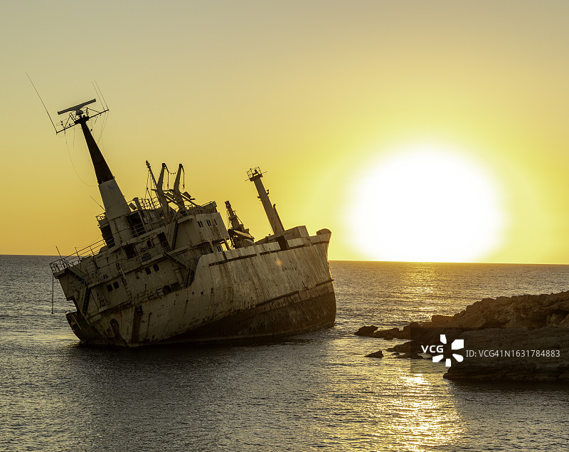 太阳落在塞浦路斯一艘废弃的货船上图片素材