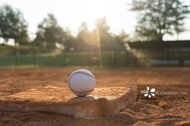 在太阳的背光下的棒球内场中的棒球图片素材