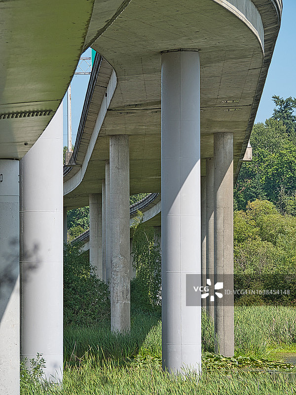 混凝土立交桥支柱图片素材