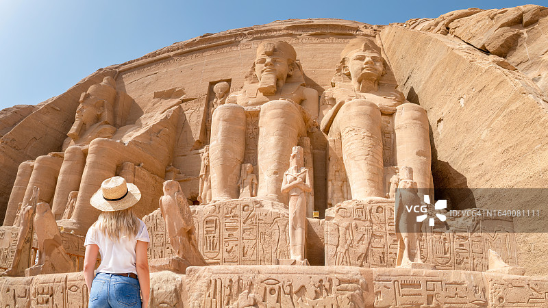 一个女人在埃及旅行。图片素材
