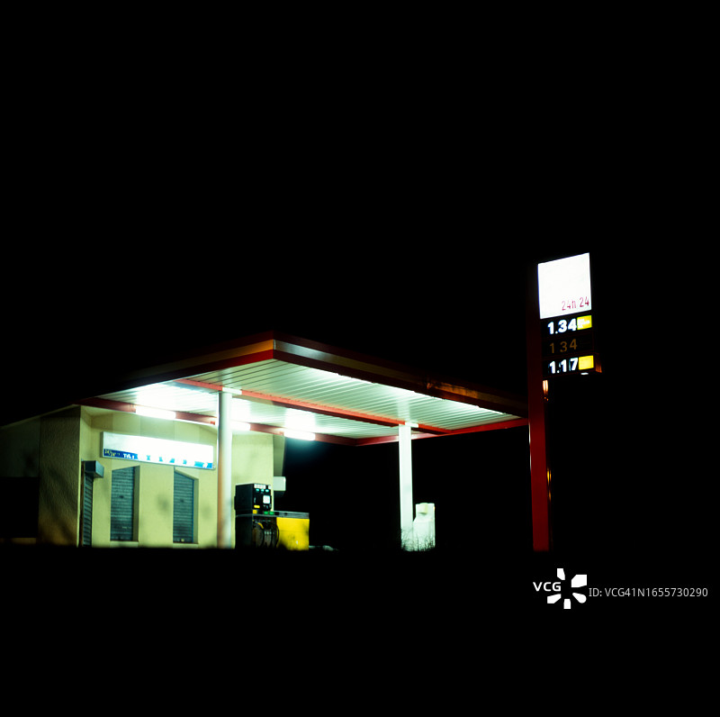 夜晚的法国加油站图片素材