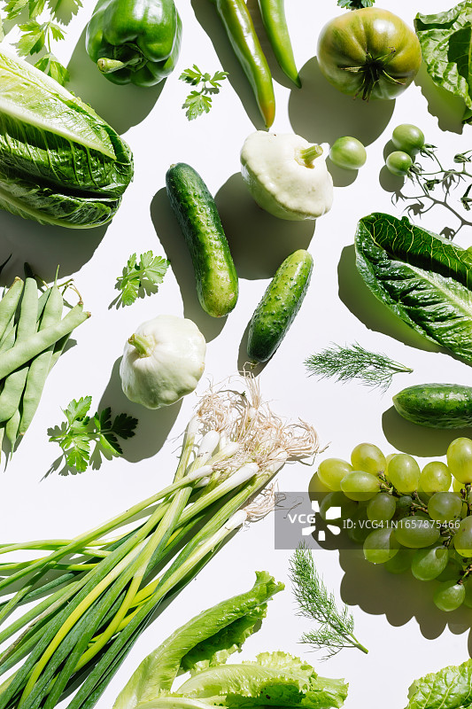 新鲜的绿色有机蔬菜和水果在白色的背景。健康饮食，饮食排毒的理念。平躺，俯视图图片素材