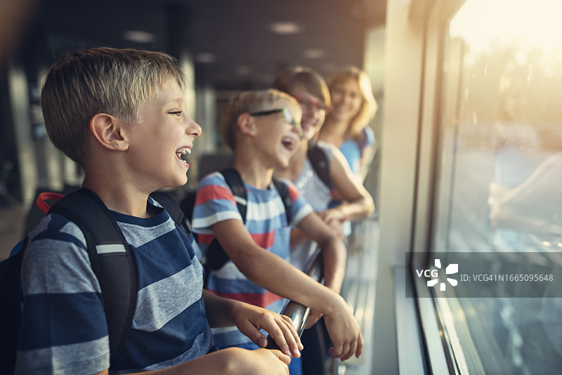 快乐的孩子们享受在机场等待图片素材