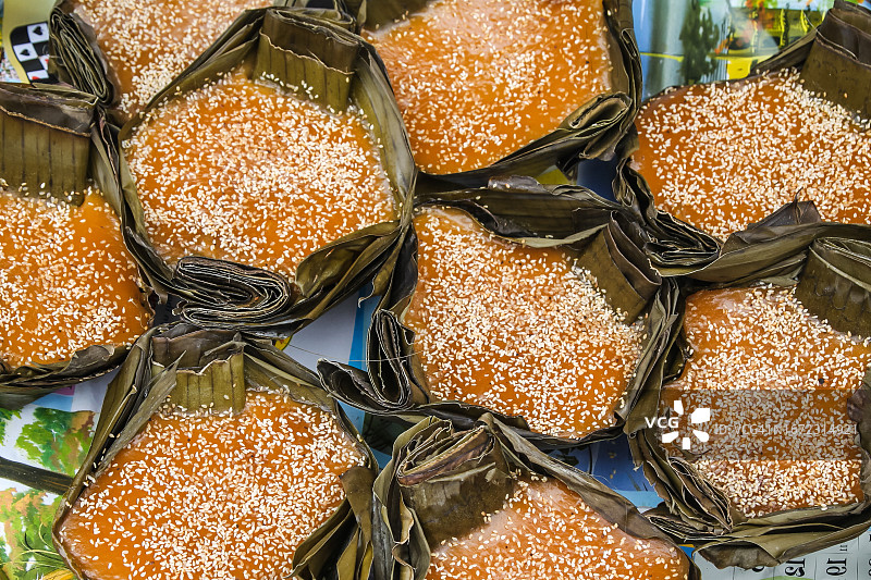 广南会安的传统甜糯米糕，上面撒着芝麻，在春节期间出售图片素材