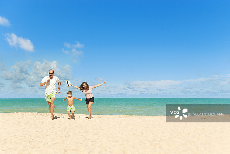 幸福的家庭在海滩度假图片素材