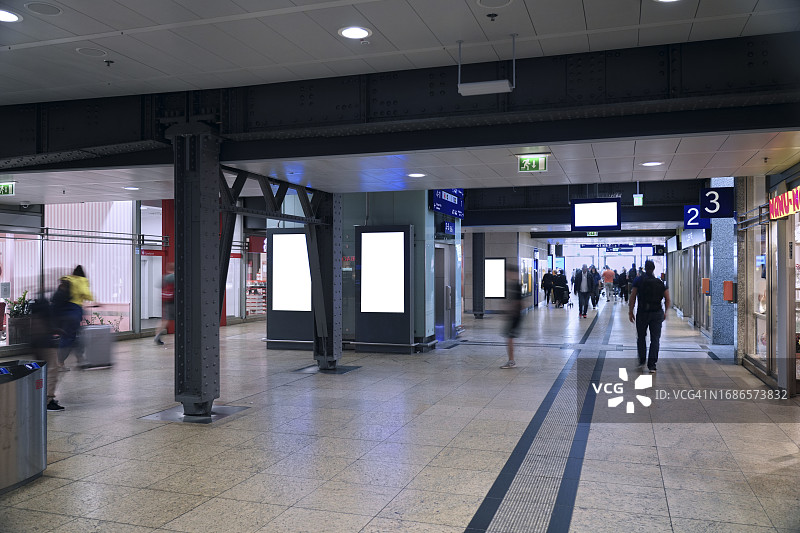 火车站的数字广告牌图片素材