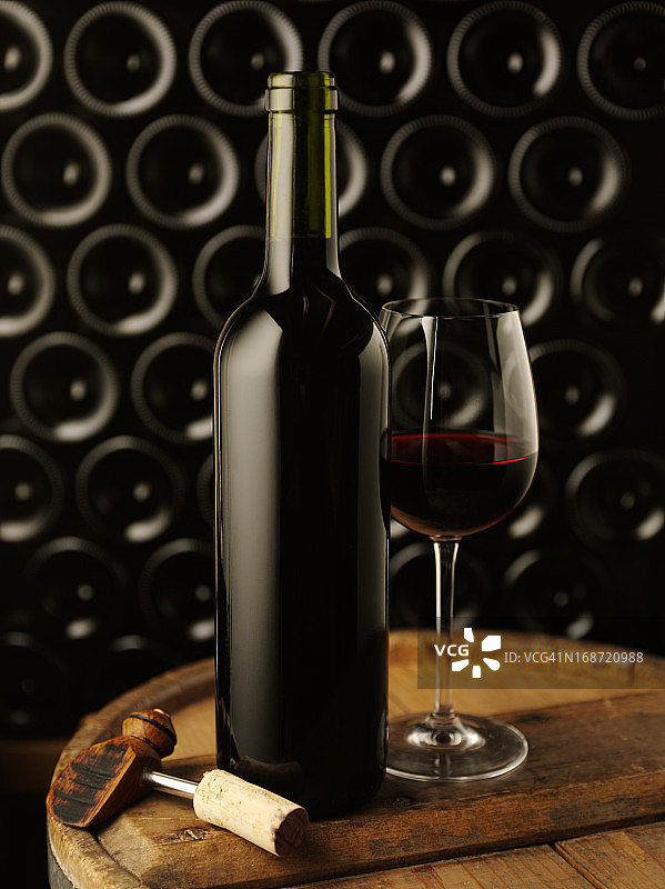 瓶子和玻璃杯中的红酒图片素材