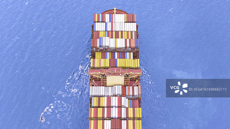 鸟瞰图集装箱货船航行在蓝色的大海上图片素材