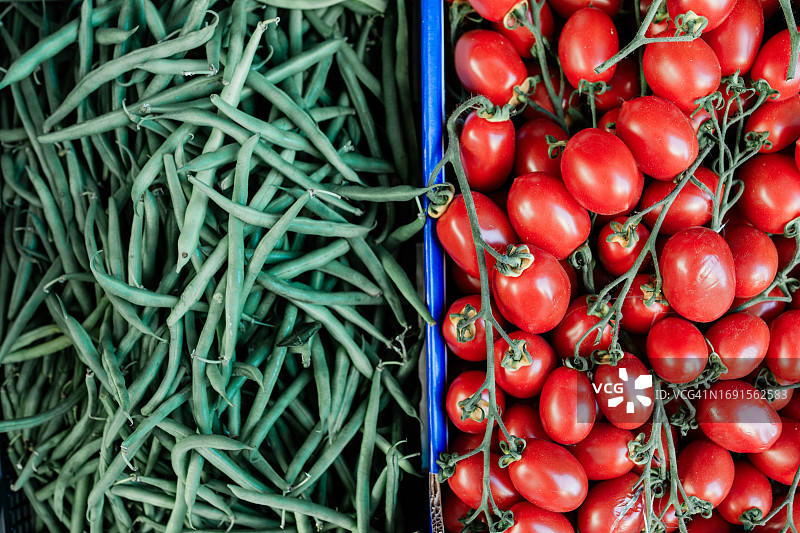 出售的新鲜豆子和西红柿，里奥马焦雷，意大利图片素材