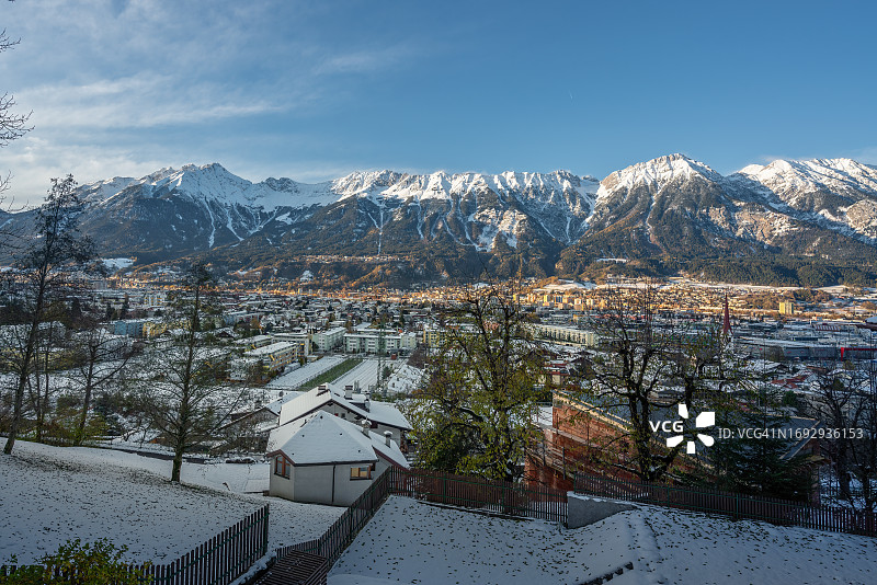 因斯布鲁克的雪和阿尔卑斯山脉Karwendel视图-因斯布鲁克，奥地利图片素材