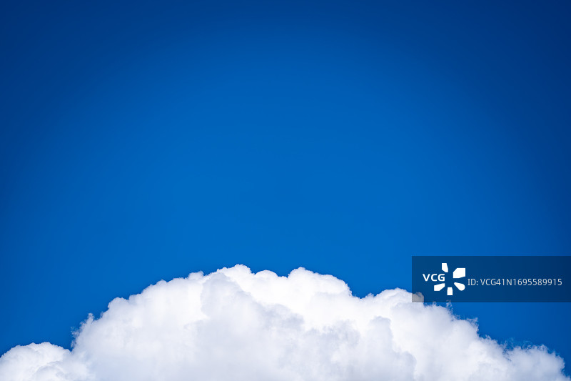 蓝色的天空和白色的积云在美丽的戏剧性的云的自然背景图片素材