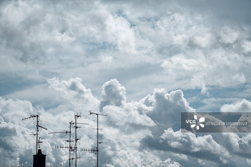 蓝天和白色的积云在一个美丽的戏剧性的云自然背景与天线图片素材