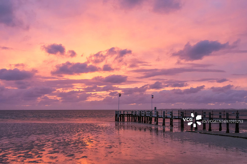 德国石勒苏益格-荷尔斯泰因州北弗里斯兰岛，福尔，乌特苏姆海滩上的日落图片素材