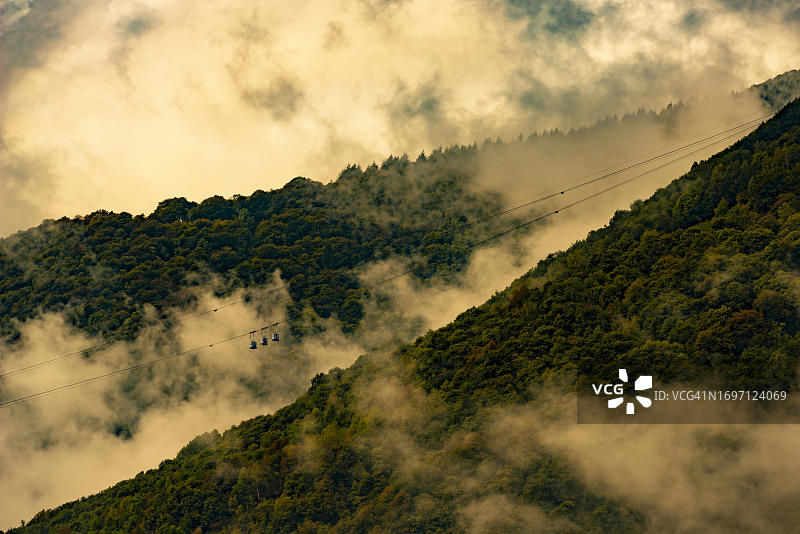 瑞士提契诺州Miglieglia的云和阳光山缆车图片素材