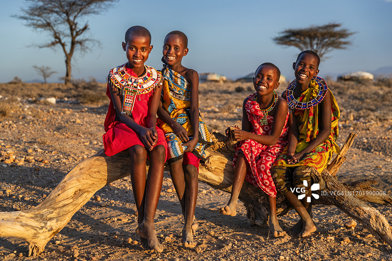 一群快乐的非洲儿童，来自非洲肯尼亚的桑布鲁部落图片素材