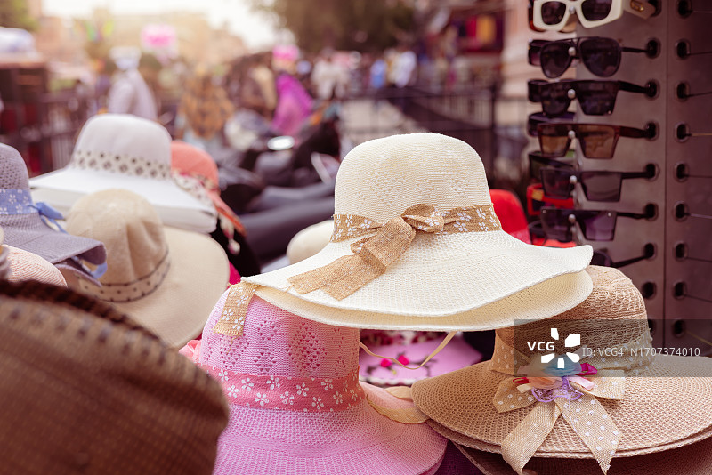 街头市场出售的各种帽子。图片素材