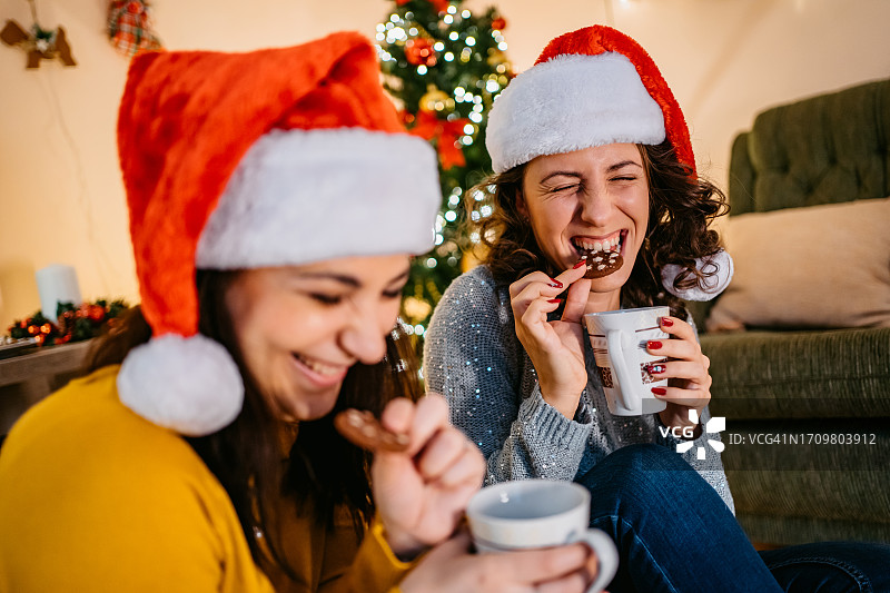 朋友们在家吃圣诞饼干，喝热巧克力图片素材