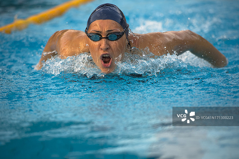 女子蝶泳运动员图片素材