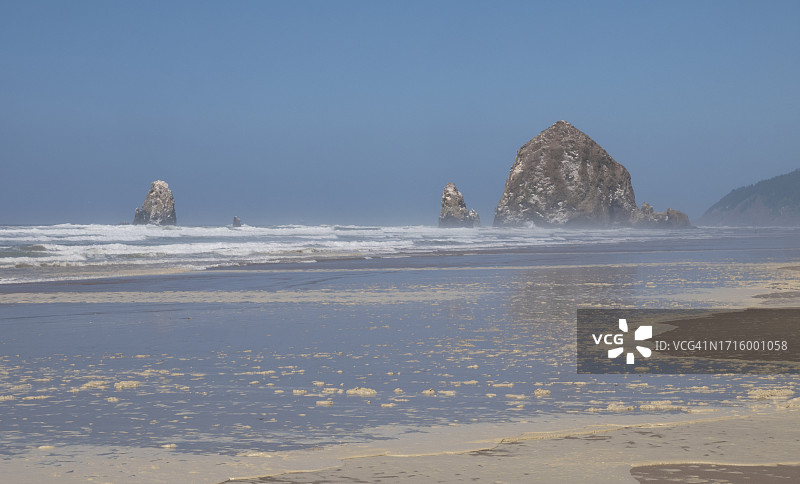 雾蒙蒙的日子里的大炮海滩图片素材