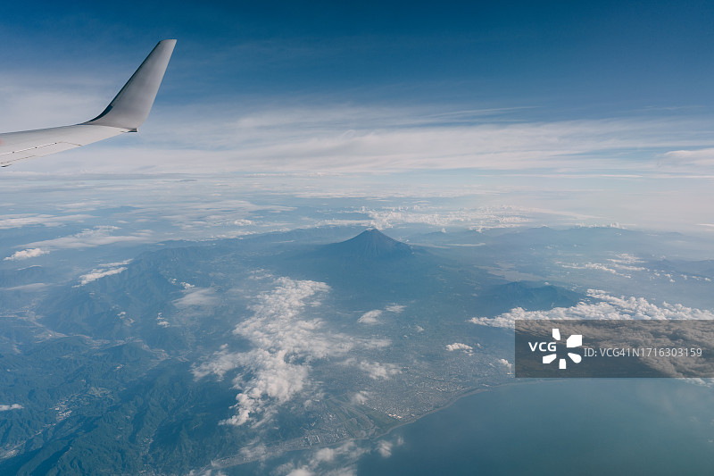 从飞机上鸟瞰富士山图片素材