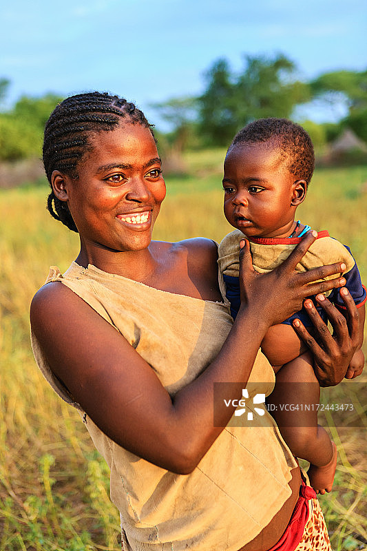 来自萨迈部落的妇女抱着她的孩子，埃塞俄比亚，非洲图片素材