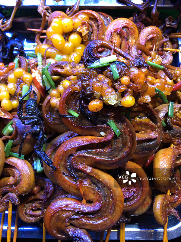 街头小吃:烤蛇。图片素材