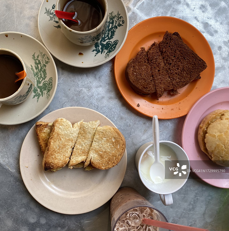 马来西亚槟城，餐桌上的早餐的高角度视图图片素材