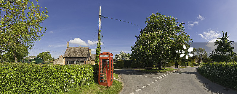 英国红色电话亭夏日村风景图片素材