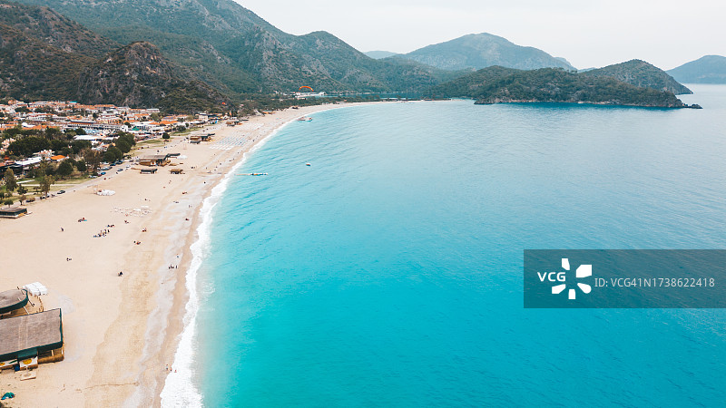 小镇坐落在地中海沿岸的土耳其悬崖边。码头鸟瞰图图片素材