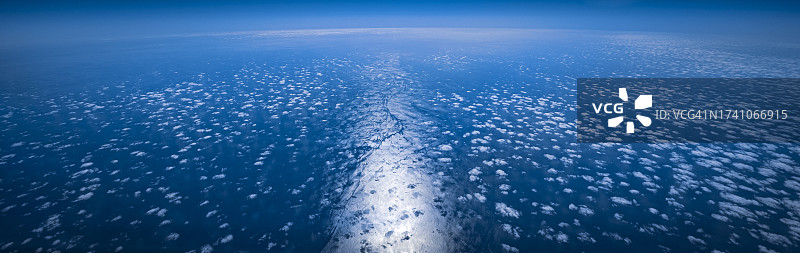 马尔代夫，蓝天映衬下的大海鸟瞰图图片素材