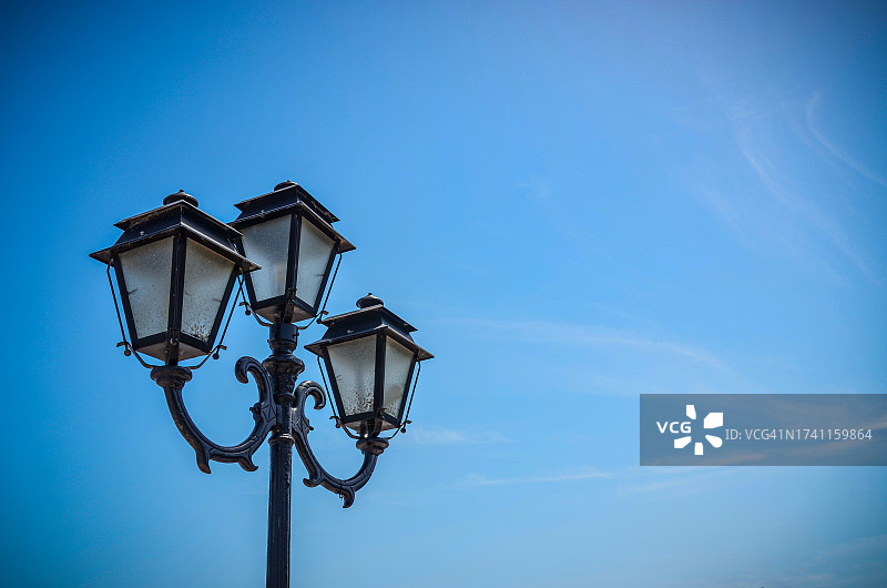 低角度街灯对蓝天的看法图片素材