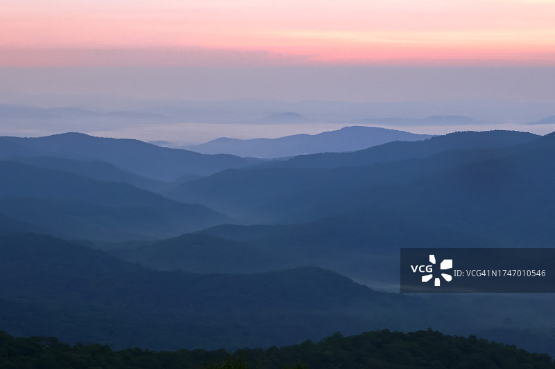 日落时群山映衬天空的剪影，皮斯加森林，北卡罗来纳州，美国图片素材