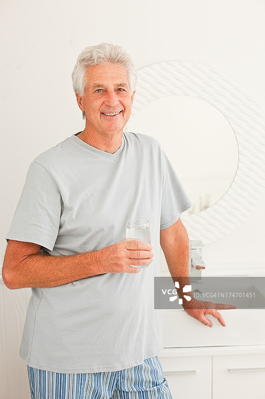 一个老人拿着一杯水图片素材