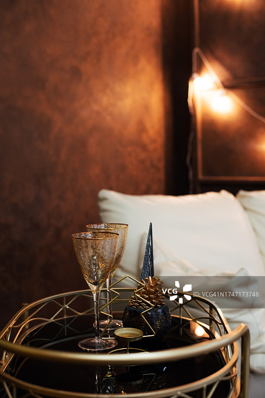 沙发，桌子和眼镜。新年和圣诞节的家居装饰。浪漫的设置。图片素材