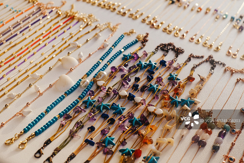 桌上的珠宝和人造珠宝，在土耳其的一个市场上卖珠子图片素材