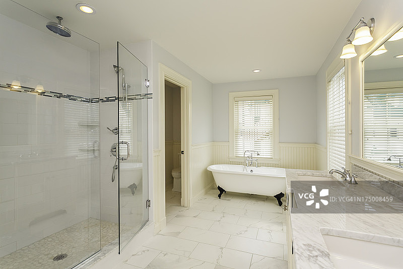 大浴室，带封闭式玻璃淋浴间图片素材