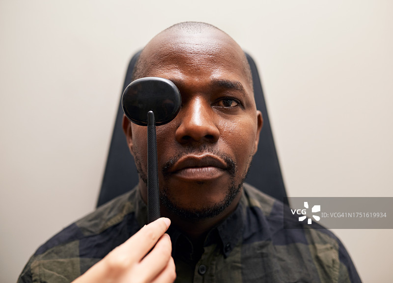 眼科检查，工具和黑人与医生，验光师和检查视力保健。眼科、阅读和护理人员在诊所用医疗设备检查或检查患者是否患有光敏性青光眼图片素材