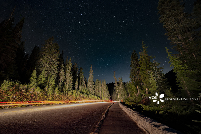 美国华盛顿，夜晚，空旷的道路，树木掩映天空图片素材