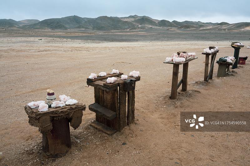 纳米布沙漠里摆着卖玫瑰石英的小桌子图片素材