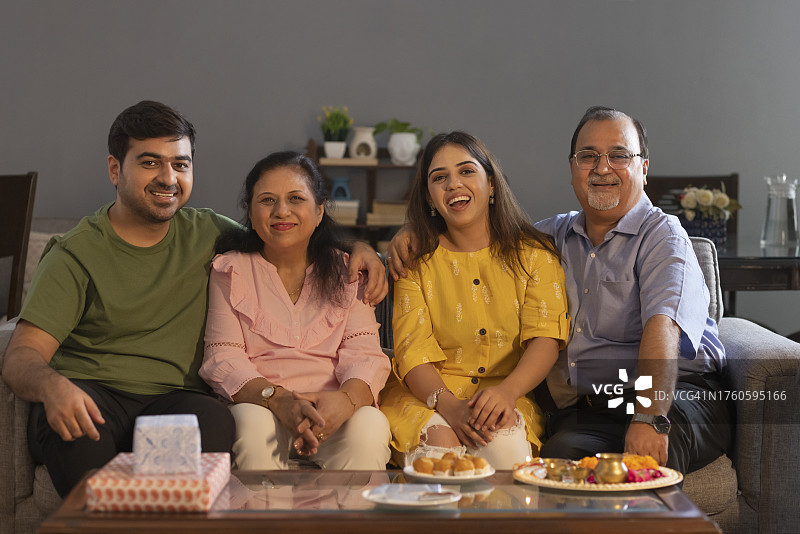 幸福的印度家庭围坐在Raksha Bandhan的家中图片素材