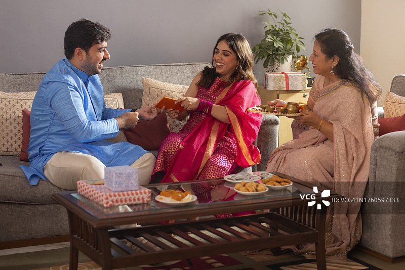 快乐的印度家庭庆祝Raksha Bandhan图片素材