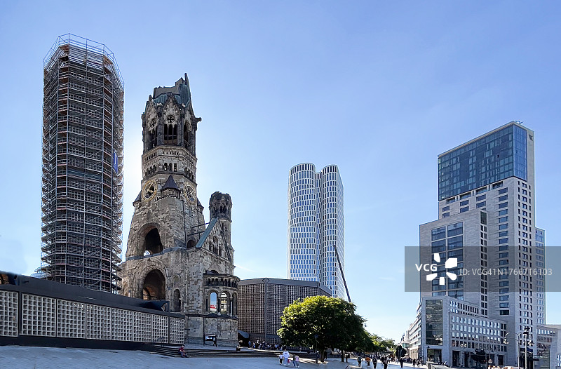 德国柏林，威廉皇帝纪念教堂和城市天际线图片素材